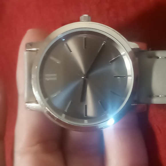 Gray faced sleek silver stainless steel back watch keeps perfect time - Picture 4 of 4